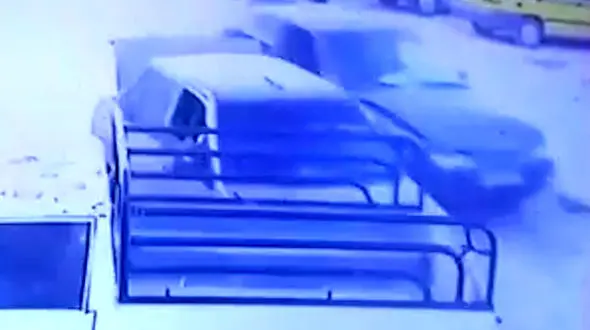 فیلم تصادف عجیب در آبادان/ مرد پژو سوار پا به فرار گذاشت 