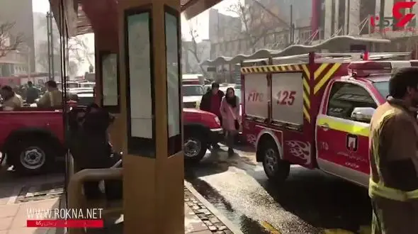 آتش نشانان به صورت آماده باش در محل حادثه آتش سوزی ساختمان وزارت نیرو +فیلم