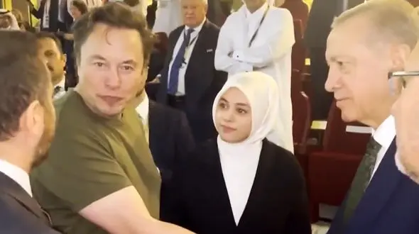 فیلم طولانی ترین دست دادن جهان بین اردوغان و ایلان ماسک را ببینید / خنده تان می گیرد