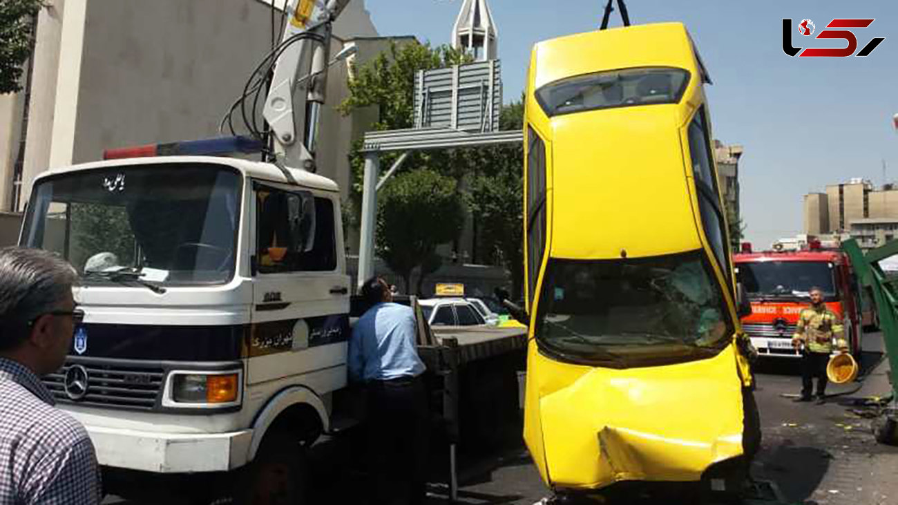 واژگونی تاکسی ابتدای پل کریمخان  + عکس