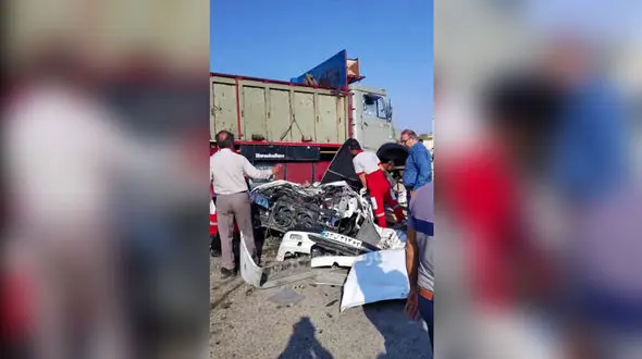 فیلم تصادف دلخراش در روستای هارم / 5 نفر از پرسنل درمانگاه در دم جان باختند