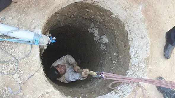 چاهکن افغان بر اثر نقص فنی بالابر در چاه بدام افتاد +عکس