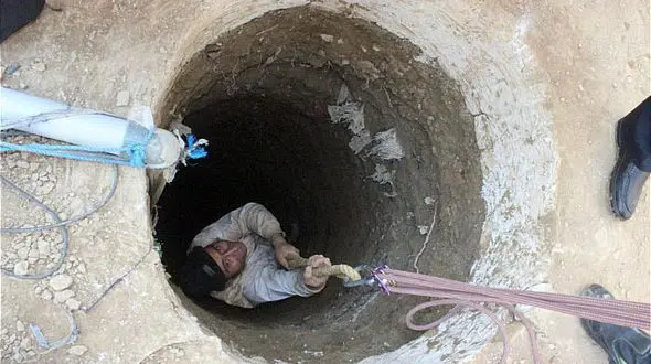 چاهکن افغان بر اثر نقص فنی بالابر در چاه بدام افتاد +عکس
