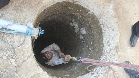 چاهکن افغان بر اثر نقص فنی بالابر در چاه بدام افتاد +عکس