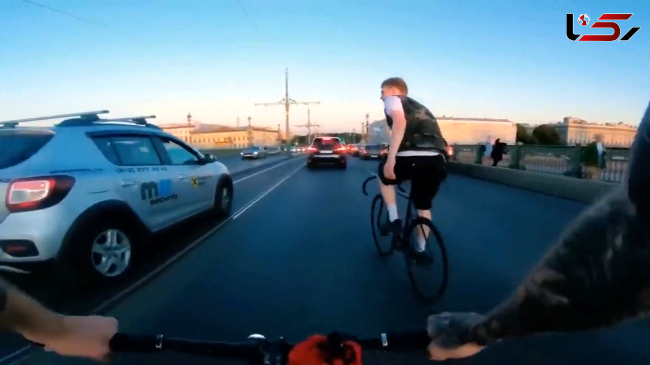 ببینید / کارما با دوچرخه سواری در بزرگراه به مشکل خورد