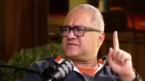 تغییر شعارهای رامبد جوان : در خندوانه همه را به داشتن حال خوب تشویق می کرد حالا میگه: به هم قول بدیم بمیریم! ... همه باید پاش وایستن! ...