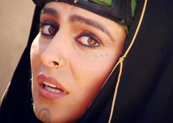 عکس/ حضور پدر و همسر ماهچهره خلیلی، جاریه سریال مختارنامه بر مزار بازیگر فقید در قبرستان مسلمانان لندن/ تزئین لاکچری و فوق مجلل مزار خانوم بازیگر