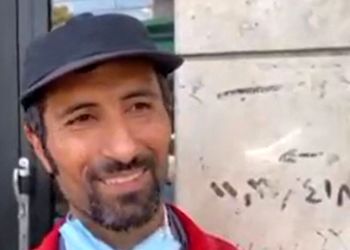فیلم غوغای اجرای آهنگ استاد شجریان توسط پاکبان  خوش صدا / بنازم به این صدا پر قدرت و بهشتی !