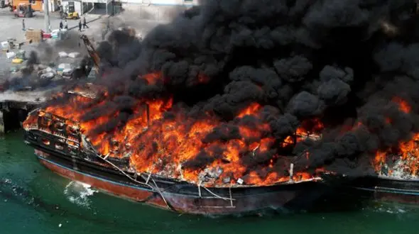 آتش‌سوزی گسترده در اسکله سیریک/ خسارات سنگین به شناورها