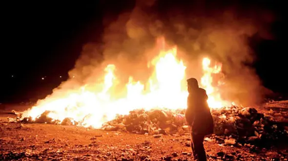 ردپای زباله گردها در پسماندسوزی های حاشیه شهر/ برخی پیمانکاران برای کاهش هزینه دفن، پسماند را می سوزانند/ لزوم ورود وزارت بهداشت و سازمان محیط زیست