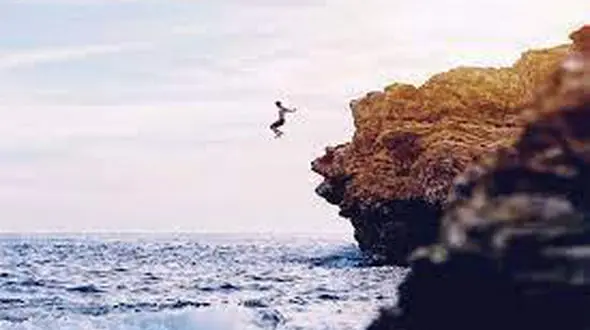 لحظه پرش جنون‌ آمیز یک جوان از صخره‌ای با ارتفاع بسیار زیاد!