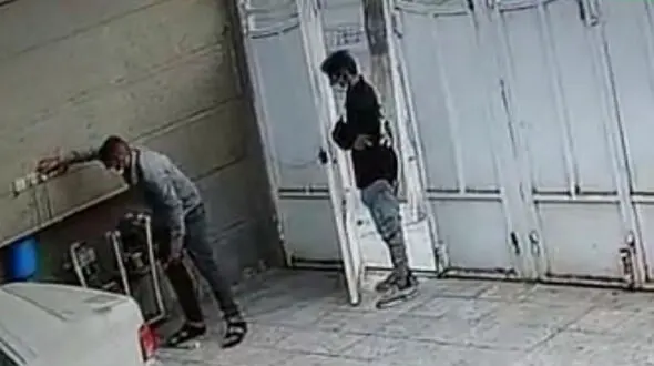 فیلم لحظه سرقت خونسردانه پمپ آب از یک آپارتمان در اهواز 