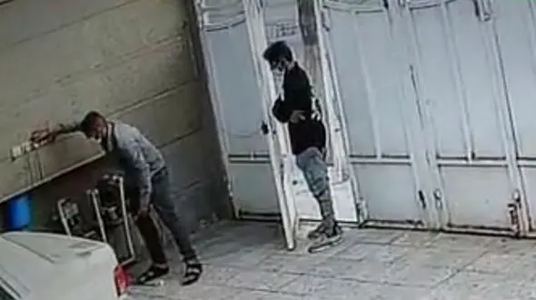 فیلم لحظه سرقت خونسردانه پمپ آب از یک آپارتمان در اهواز 