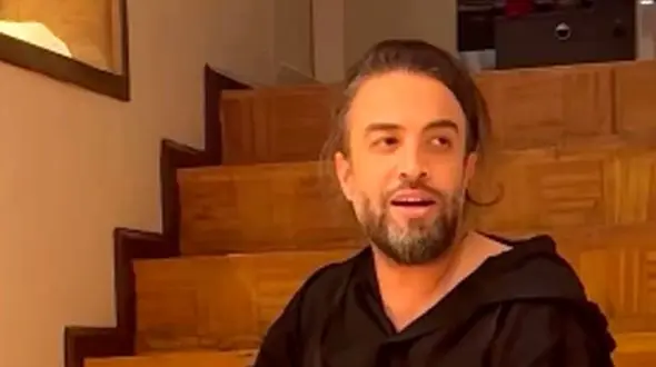 فیلم آوازخوانی  جذاب بنیامین بهادری با آهنگ نوستالژی آهای خوشگل عاشق فریدون آسرایی/ آهنگ خاطره انگیز دهه شصتی ها 