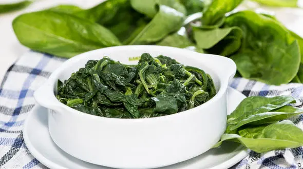 چرا باید اسفناج را خام مصرف کرد؟