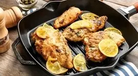 مرغ لیمویی با پنیر؛ دستور یک غذای ساده و شیک برای مهمانی