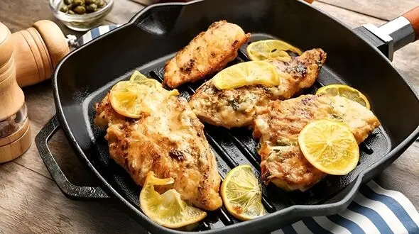 مرغ لیمویی با پنیر؛ دستور یک غذای ساده و شیک برای مهمانی
