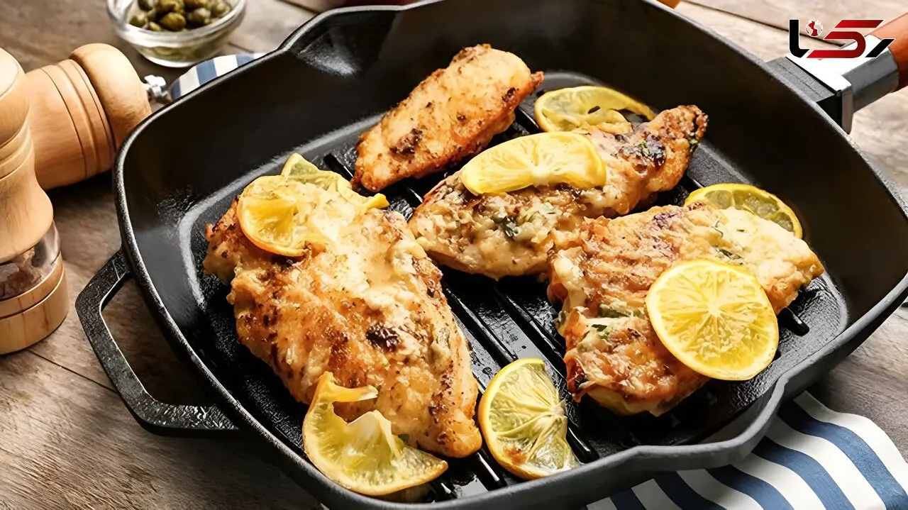 مرغ لیمویی با پنیر؛ دستور یک غذای ساده و شیک برای مهمانی