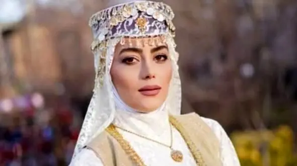 عکس خیره کننده  روژان نون خ خارج از سریال ! / هدیه بازوند واقعی را در صحرا ببینید !