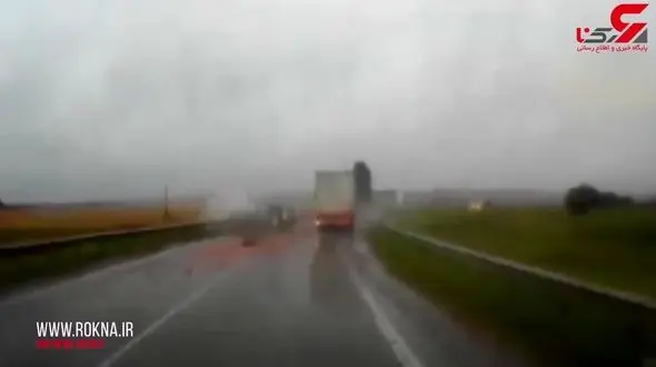 سبقت مرگبار در هوای بارانی دو کشته داد+ فیلم