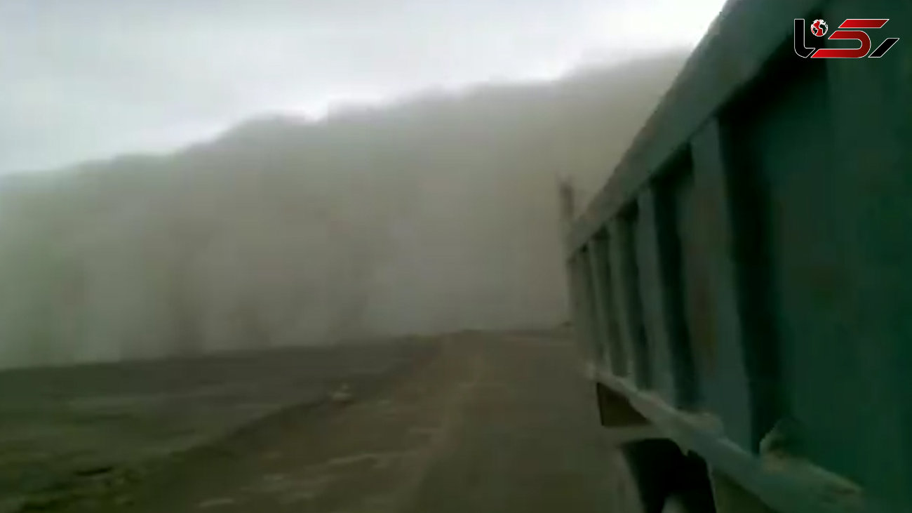 فیلم فرار کارگران معدن از طوفان شن به ارتفاع 200 متر در اهواز+تصاویر