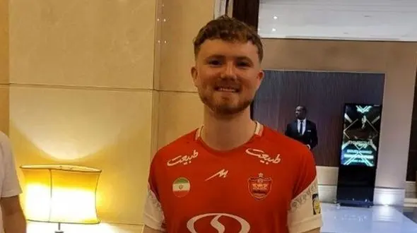 هوادار ایرلندی پرسپولیس در حرم امام رضا (ع) + فیلم