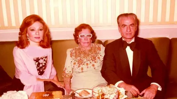 شنا کردن مادر شاه پهلوی با معشوق آسفالتکارش در استخر کاخ مقابل چشم پسر بی غیرتش/ خرم با ملکه مادر در استخر کاخ شنا می کرد و شاه هم برای آن ها دست تکان می داد