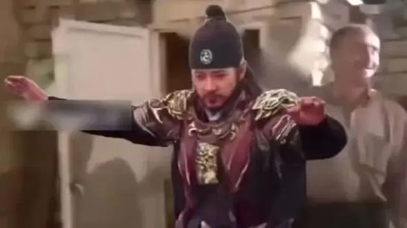 فیلم آواز شاد ( هوش مصنوعی) /  جومونگ لعنتی سمی شد دستمال کردی گرفته چه رقصی میکنه با آهنگ لرزان لرزان