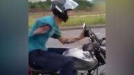 فیلم حرکات نمایشی با موتورسیکت دراتوبان/ این مرد یک دست دارد