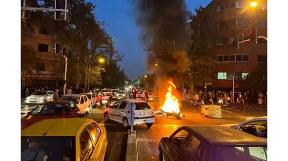 حمله معترضان به پلیس در سنندج / جزئیات پنجمین روز اعتراضات در کردستان