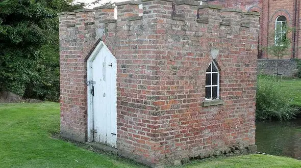 در این خانه بخوابید زالو ها شما را می کشند! + عکس