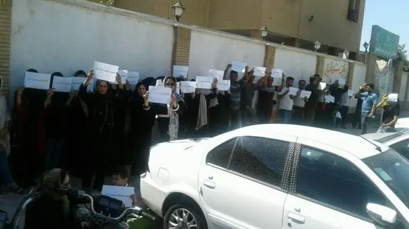 نامادری کودک آزار در ماهشهر دستگیر شد / مردم جلوی دادگستری تجمع کردند! + عکس 