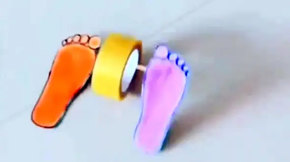 این کف پاهای کاغذی حرکت می کنند! / فیلم