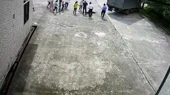 مرگ فجیع یک زن در زیر کامیون + فیلم