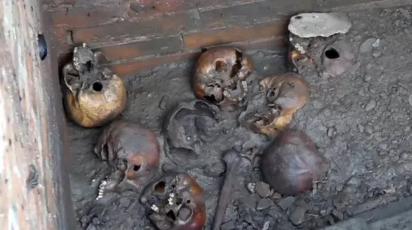 7 جمجمه و پوتین در گورستانی قدیمی+عکس