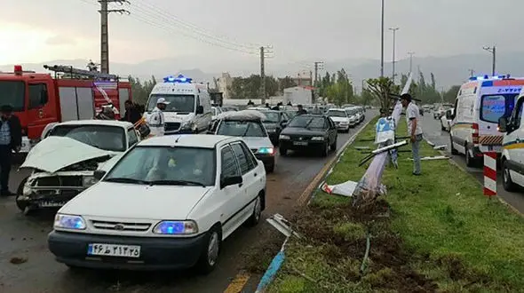 تصادف چند خودرو در مرند راننده پیکان وانت را به کشتن داد +عکس