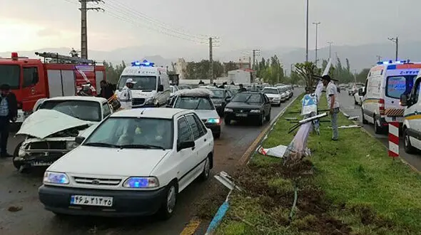 تصادف چند خودرو در مرند راننده پیکان وانت را به کشتن داد +عکس