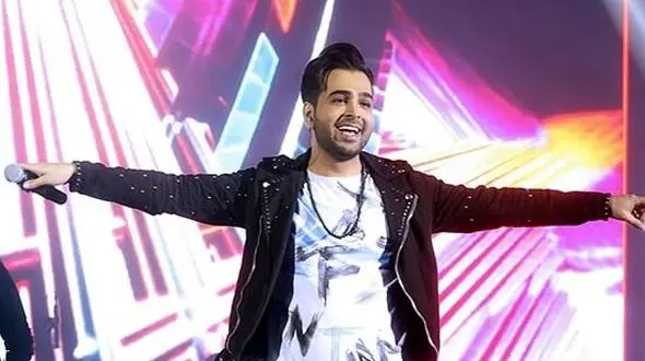 فیلم آواز خوانی باشکوه فرزاد فرخ با آهنگ هوای تو/ منو برد به همان شبی که به چشم های تو زل می زدم