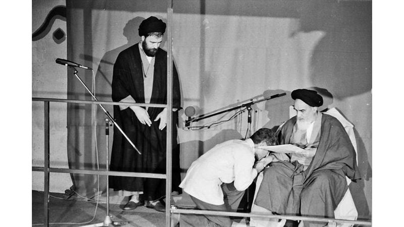 مراسم تنفیذ شهید رجایی در سال ۱۳۶۰ - دومین دوره انتخابات ریاست جمهوری در دوم مرداد ۱۳۶۰ برگزار شد و محمدعلی رجایی با کسب بیش از ۱۲ میلیون رای به ریاست جمهوری رسید. 