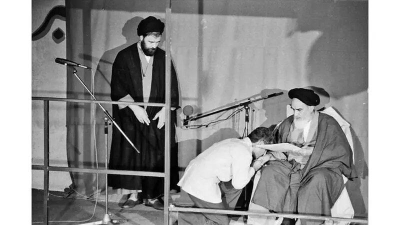 مراسم تنفیذ شهید رجایی در سال ۱۳۶۰ - دومین دوره انتخابات ریاست جمهوری در دوم مرداد ۱۳۶۰ برگزار شد و محمدعلی رجایی با کسب بیش از ۱۲ میلیون رای به ریاست جمهوری رسید. 