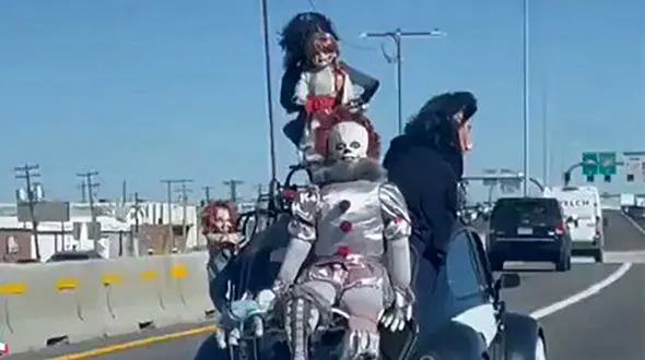 ببینید / جولان یک خودروی وحشتناک وسط اتوبان + فیلم