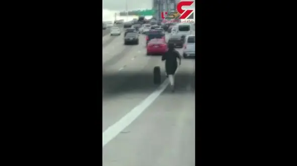مردی مجبور شد به دنبال تایر در بزرگراه بدود + فیلم
