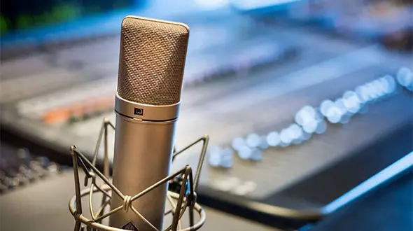 صدای این زن برای ایرانی ها خاطره ساز است / حدس بزنید او کیست؟!