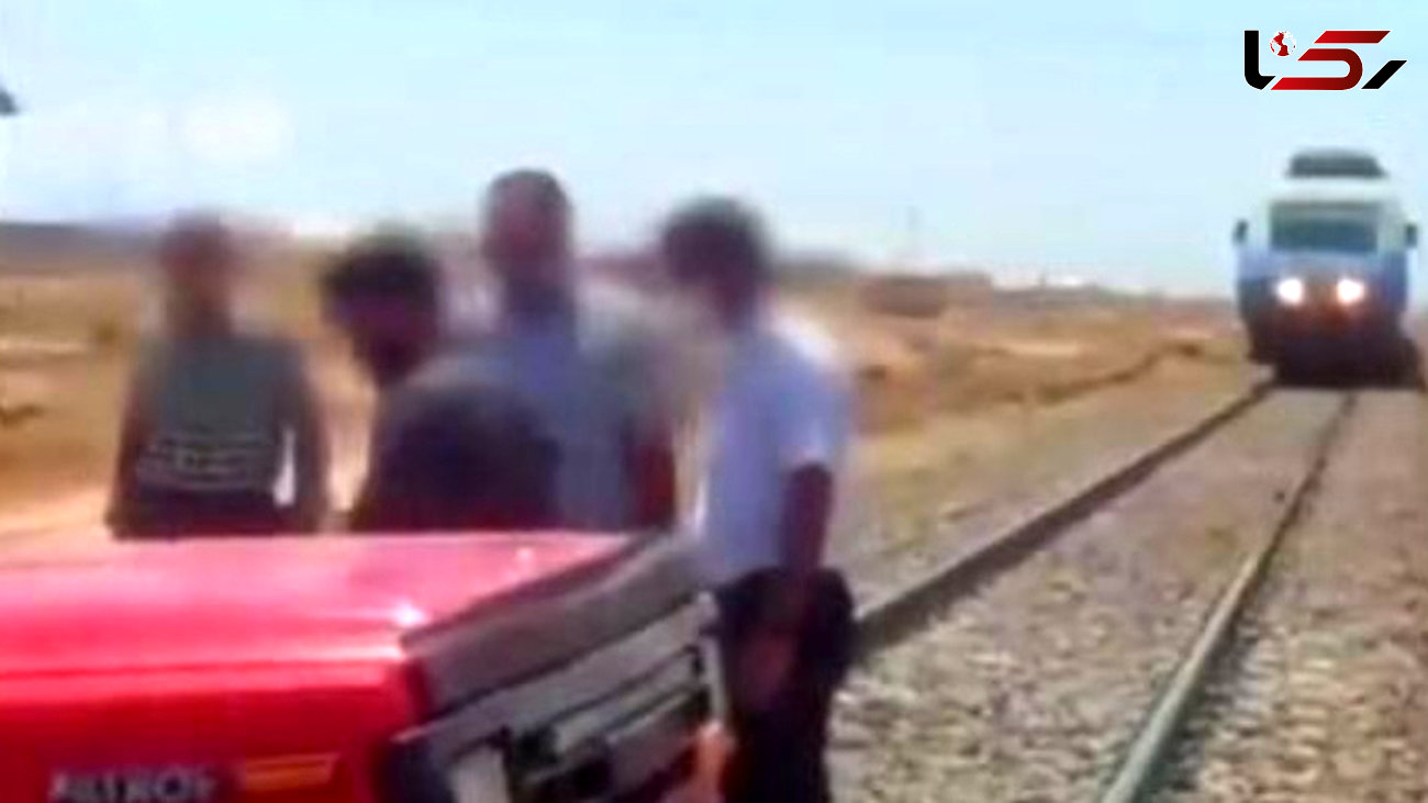 گیرکردن خودروی پاترول روی ریل، قطار تهران-یزد را متوقف کرد! + فیلم