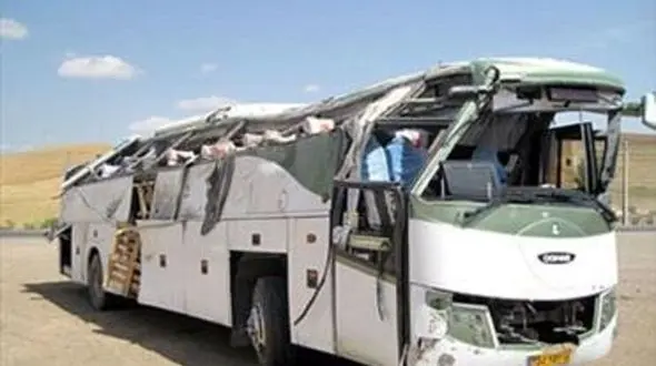 تصادف خونین کامیون با اتوبوس مدرسه/ ۲۱ دانش‌آموز به بیمارستان منتقل شدند