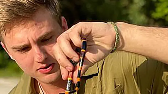 هنرنمایی جوان مارگیر در اینستاگرام + عکس