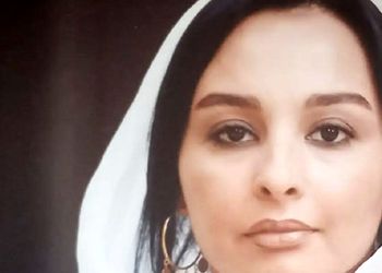 عکس؛ سفر در زمان؛ «ماهایا پطروسیان» در 14 سالگی در کنار پدر و مادرش؛ سال 62