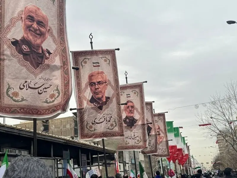 تصویر فرماندهان شهید ایرانی در مسیر راهپیمایی ۲۲ بهمن