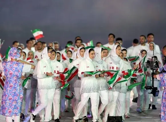 تصاویر وایرال از رژه کاروان ایران در افتتاحیه بازی های آسیایی ناگویا / از قلب نشان دادن تا پرچمداری مشترک کیانی و اتراچالی