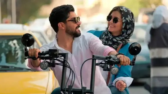 فیلم/ نگاهی به جشن تولد باشکوه 33 سالگی سینا مهراد، بازیگر سریال «از یاد رفته» با تم دلار و خلاقیت تحسین برانگیز اوستا قناد تهرانی/ بزرگ نشو لعنتی